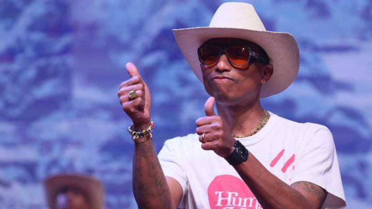 El rapero, artista y diseñador de moda estadounidense Pharrell Williams reconoce los aplausos después de presentar creaciones para la colección Louis Vuitton Menswear Ready-to-wear Otoño-Invierno 2024/2025.