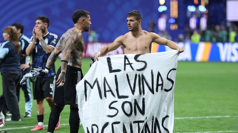 Nicolás Otamendi y Giovani Lo Celso muestran una pancarta con el mensaje Las Malvinas son Argentinas tras ganar el partido de semifinales del Mundial de fútbol de 2026 entre Inglaterra y Argentina.