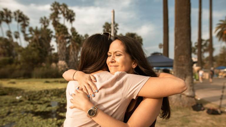 “Soy una abrazadora profesional”: mujer gana hasta USD 150 la hora por dar abrazos