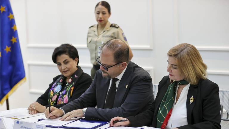 El ministro del Interior de Ecuador, John Reimberg (c), firma junto a la embajadora de la Unión Europea, Jekaterina Dorodnova (d), y la canciller de Ecuador, Gabriela Sommerfeld (i), la 'Declaración de Intenciones'.