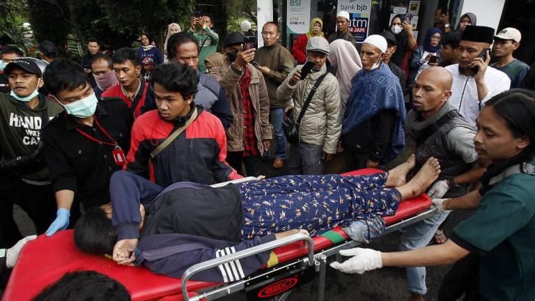 VIDEOS: terremoto en Indonesia deja 56 muertos, cientos de heridos y un gran número de atrapados