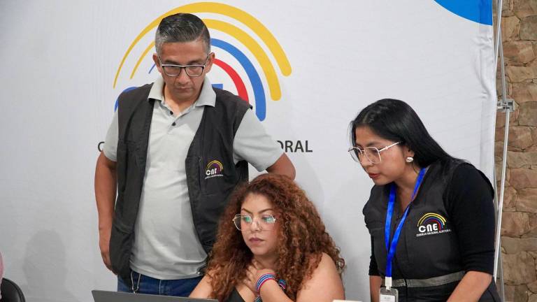 Funcionarios del CNE durante el proceso de inscripción de candidaturas para las Elecciones Seccionales 2027.