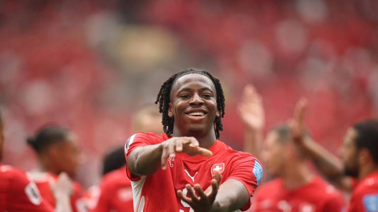 Johan Manzambi celebra tras marcar el segundo gol de su equipo durante el partido entre Suiza y Canadá.