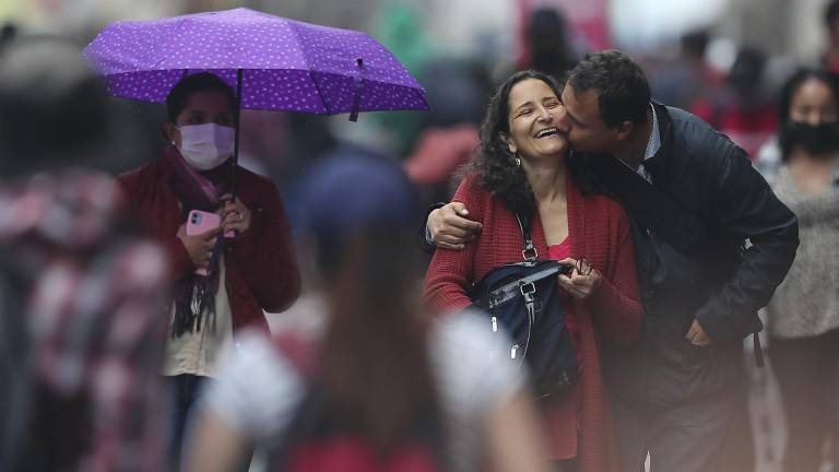 Temor y alivio en primer día de eliminación de mascarillas en Ecuador