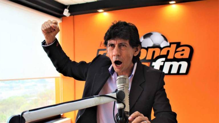 Javier Dávila Molina trabajó en varias radios guayaquileñas, entre ellas Super K800, Radio Huancavilca y La Redonda.