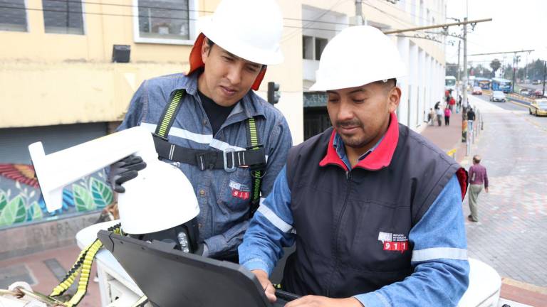 Dos operarios del ECU 911 revisan el estado de las cámaras de vigilancia en las calles.