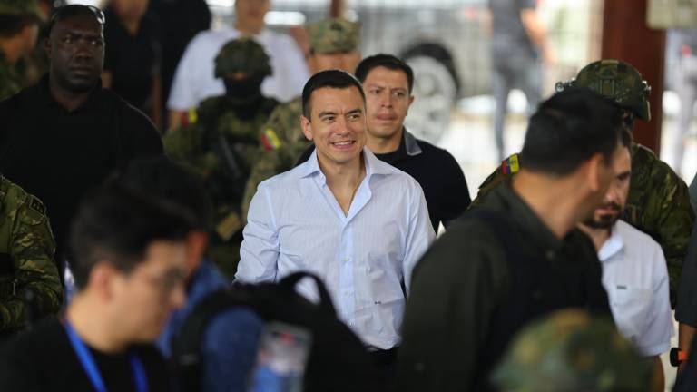 Microvistazo | Daniel Noboa decreta que sueldos del sector salud y educación se paguen con recursos petroleros en 2026