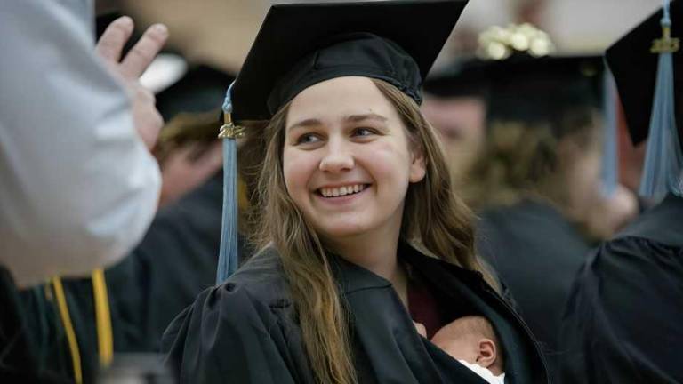 Madre celebra su título universitario con su bebé escondida en la toga de graduación
