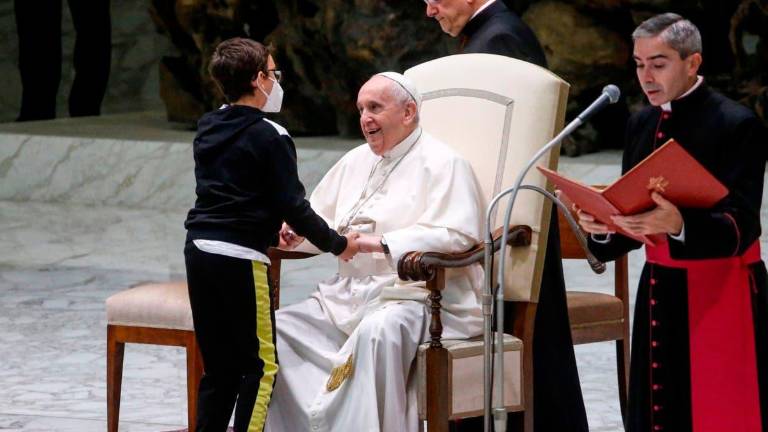 Niño irrumpe en una audiencia del Papa, es tratado con paciencia y recibe un obsequio