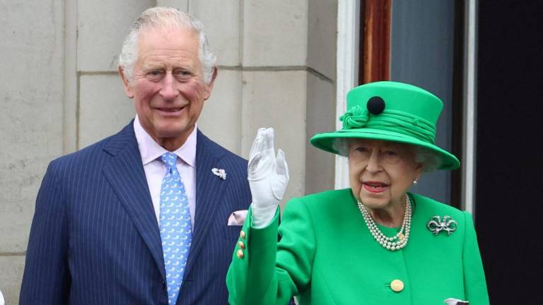 Reina Isabel II apareció de sorpresa para cerrar las celebraciones del Jubileo de Platineo