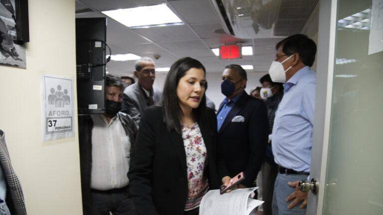 Sofía Almeida sale del edificio del CPCCS, luego de pernoctar 8 días en las instalaciones