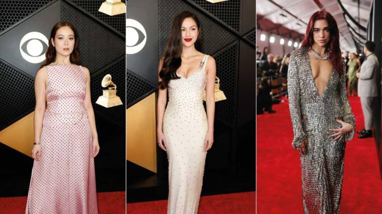 La cantante islandesa Laufey vistió un vestido rosa para la alfombra roja de los Grammy, mientras que Olivia Rodrigo se impuso con un vestido blanco de Versace y Dua Lipa mostró que el metalizado está en tendencia.