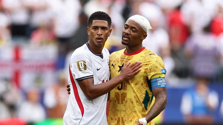 Jude Bellingham reacciona junto a Jordan Ayew durante el partido entre Inglaterra y Ghana.