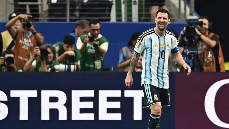 Argentina clasifica a dieciseisavos de final tras vencer a Austria con doblete histórico de Lionel Messi