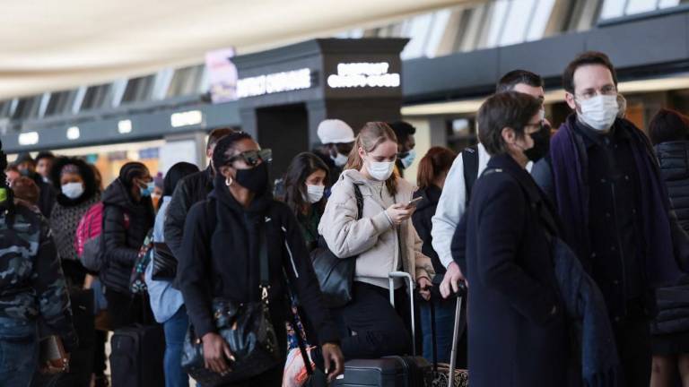 OMS advierte de aumento de hospitalizaciones por Ómicron mientras China y UE imponen nuevas restricciones