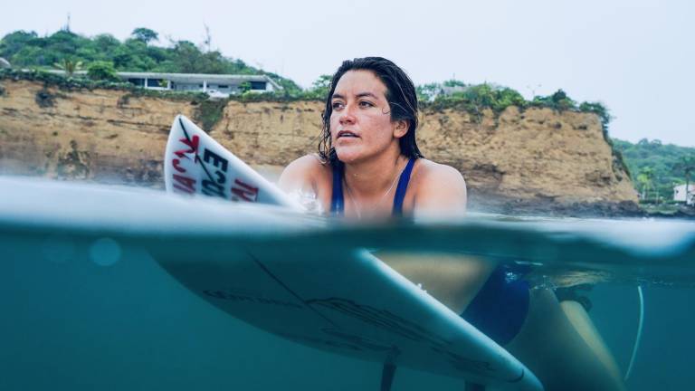 Mimi Barona en el mar y haciendo lo que más disfruta, surfear.
