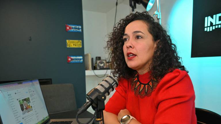 Alondra Santiago presenta acción de protección para recuperar su visa revocada