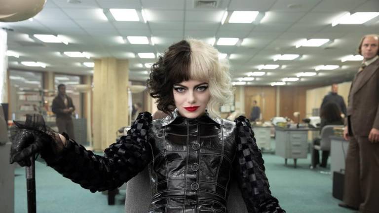 Fotografía cedida por The Walt Disney Company que muestra a la actriz Emma Stone en su papel como Cruella de Vil