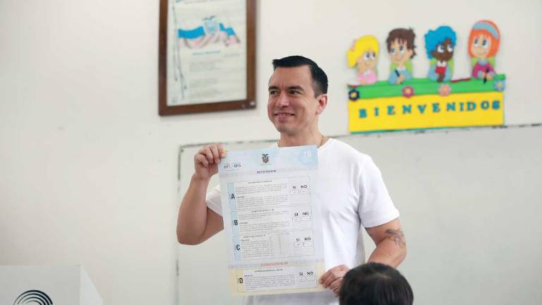 El presidente Daniel Noboa votó en Olón, en la provincia de Santa Elena.