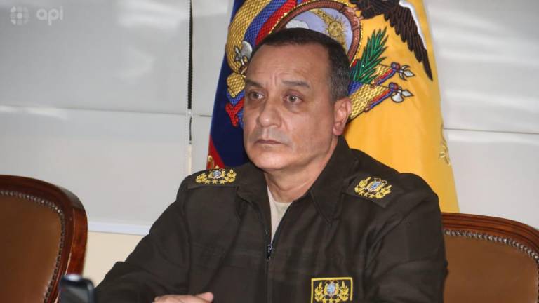 El comandante general de la Policía, Carlos Cabrera, durante una rueda de prensa la noche de este jueves.