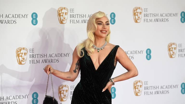Lady Gaga da brillo a una descafeinada alfombra roja en los Bafta
