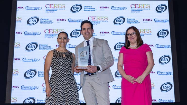 Entrega de reconocimiento de CERES a Corporación GPF por su labor en el área de sostenibilidad.