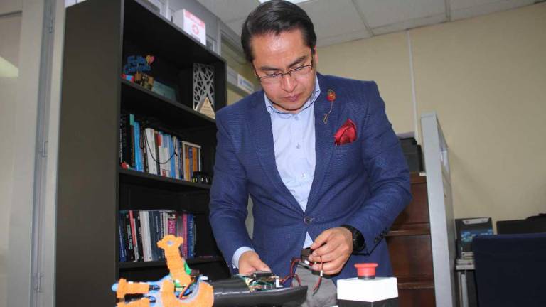 Marco Benalcázar, director del laboratorio de Investigación en IA de la Escuela Politécnica Nacional prueba una prótesis de mano.
