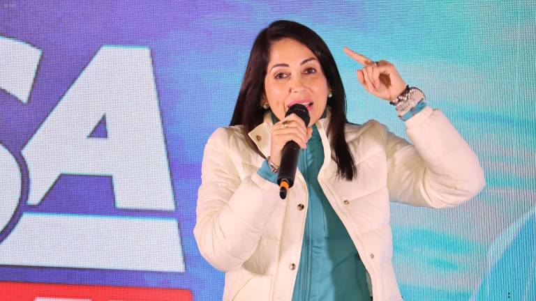 Los candidatos a la presidencia por la lista RC5, Luisa González, y vicepresidencia, Andrés Arauz, reciben los resultados de las elecciones en el Centro de Formación Mons. Leonidas Proaño.