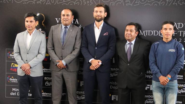 En la presentación de la Vuelta al Ecuador. Desde la izquierda están el campeón olímpico Jefferson Pérez, Santiago Rosero, Sebastián Palacios, Ramiro Faicán y el ciclista Martín López.