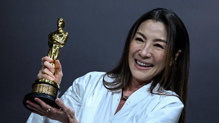 La oscarizada Michelle Yeoh exhortó a las mujeres a no dejarse encasillar