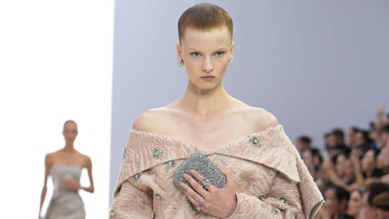 Fendi usa joyas para hacer brillar su ropa de alta costura, mientras Sara Chraibi usa la pedrería para iluminar la piel