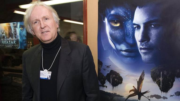 Imagen de archivo del director, productor y escritor estadounidense James Cameron con el afiche de Avatar.