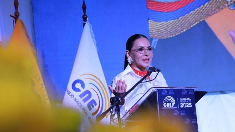 Diana Atamaint se dirige al público en la inauguración de la jornada electoral del 13 de abril de 2025 en Ecuador.