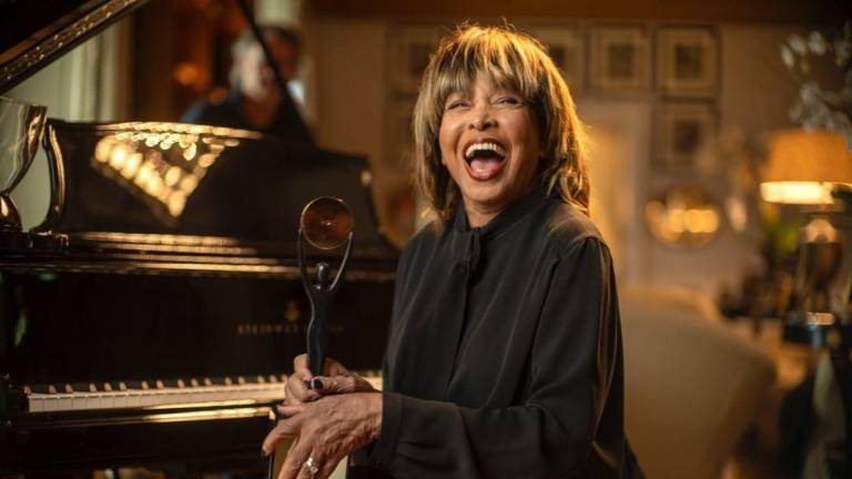 Numerosos fans de Tina Turner renden todo tipo de homenajes a la reina del rock.