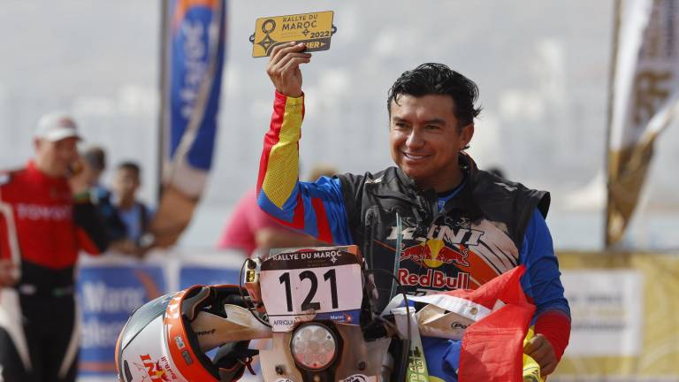 El quiteño Mauricio Cueva prepara su moto para su segundo Rally Dakar