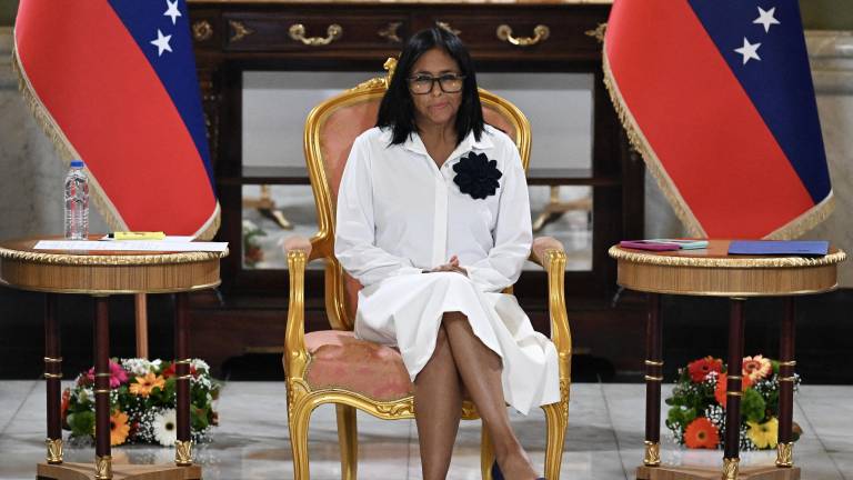 La presidenta interina de Venezuela, Delcy Rodríguez, observa durante la ceremonia de firma de un acuerdo entre Chevron Venezuela y el gobierno nacional en el Palacio de Miraflores en Caracas el 13 de abril.