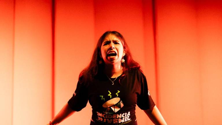 Jóvenes exigen educación integral en sexualidad con performance en el Teatro Centro Cívico de Guayaquil