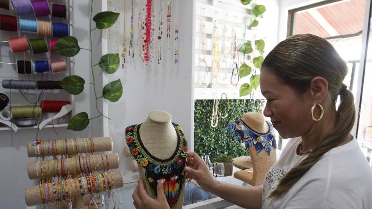 La emprendedora Natalia Vides, propietaria de Naty Accesorios, muestra sus productos en su almacén en Ovejas (Colombia); en América Latina y el Caribe, las mujeres son -en general- mejores pagadoras de sus créditos que los hombres. Los microcréditos las ayudan a impulsar sus pequeños negocios.