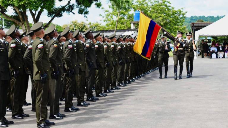 Fotografía de la ceremonia de graduación de policías celebrada en el estadio Alberto Spencer, este viernes 9 de junio en Guayaquil.