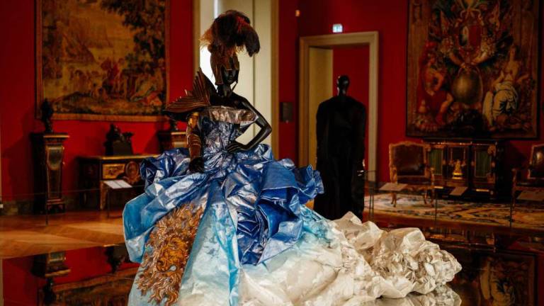 Esta fotografía muestra un vestido creado por John Galliano para la casa de moda Christian Ernest Dior de la colección de Alta Costura 2006-2007 que se exhibe en la exposición Louvre Couture, Art and fashion: statement pieces en el Museo del Louvre en París el 23 de enero de 2025.