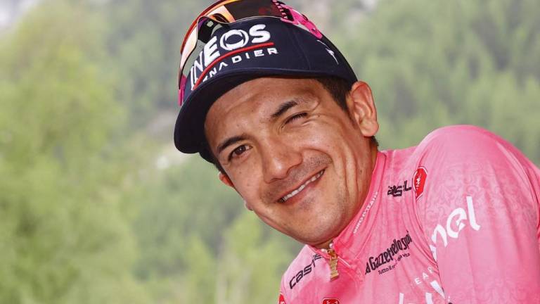 Richard Carapaz sigue liderando el Giro de Italia, pese a una caída al inicio de la competencia