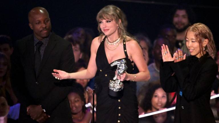 Chancler Haynes, Rina Yang y Taylor Swift aceptan el premio al Video del año por “Anti-Hero” en el escenario durante los MTV Video Music Awards 2023 en el Prudential Center.