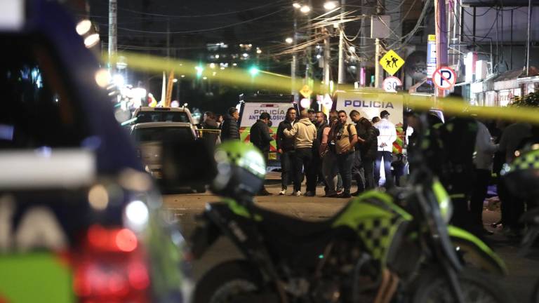 Integrantes de la Policía Nacional de Colombia custodian la zona dónde fue herido el senador colombiano Miguel Uribe Turbay.