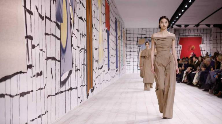 Una modelo presenta una creación de la colección de Alta Costura Primavera/Verano 2024 de Dior durante la Semana de la Moda de París.