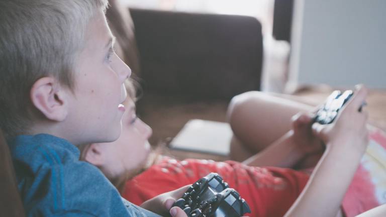 Videojuegos para niños y jóvenes: ¿cómo protegerlos de abusos o robo de información?