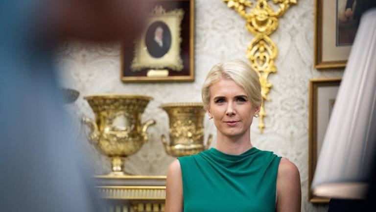 Trump regaló USD 135.000 en efectivo a su asesora Natalie Harp y a otras dos asistentes