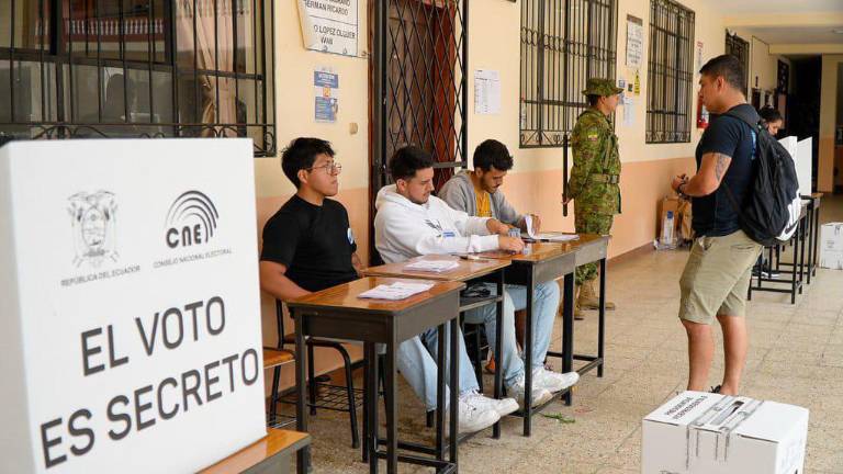 Ciudadanos acuden a las urnas durante la jornada electoral en Ecuador.