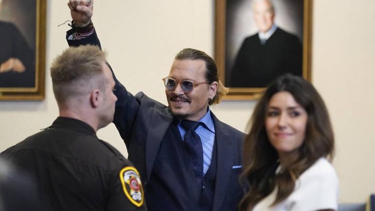 El actor Johnny Depp celebra el veredicto.