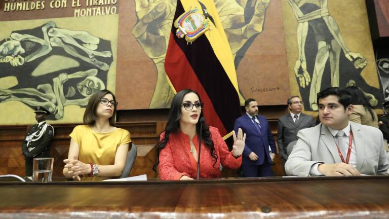 Viviana Veloz (en el medio) desde el escritorio de la presidencia de la Asamblea Nacional.