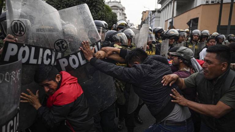 Crece el descontento en Perú mientras sucesora de Pedro Castillo negocia nuevo gobierno